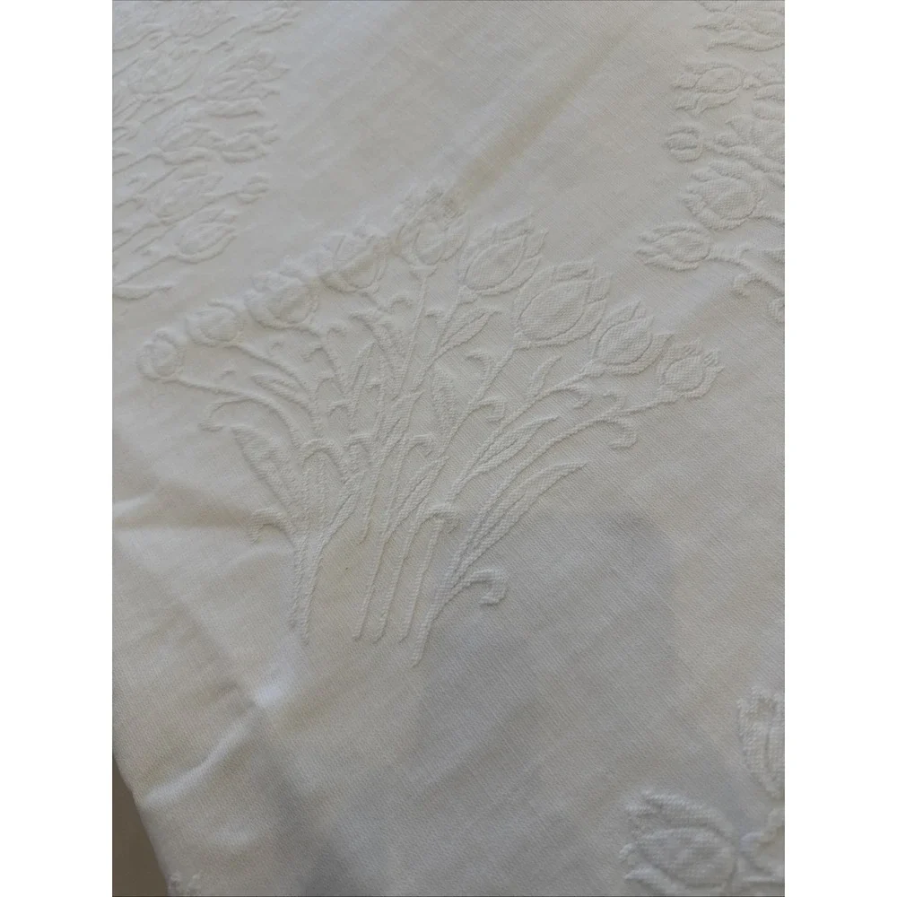 Stunning vintage Cloth tablecloth embossed With Tulips‎ No Stains 6ft X 6ft